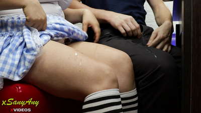 హోమ్‌వర్క్-xsanyAnyపై క్లాస్‌మేట్‌తో కుదుపుకు గురవుతున్న యువ పాఠశాల విద్యార్థి